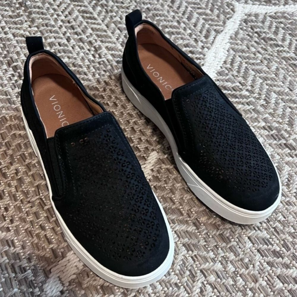 VIONIC Kimmie Perf Slip On - Picture 2 of 5